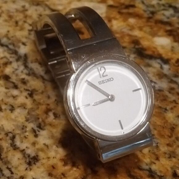 Seiko Silver Tone V700-6L20 Analog Quartz Women's Watch Needs Battery Small - Picture 2 of 6